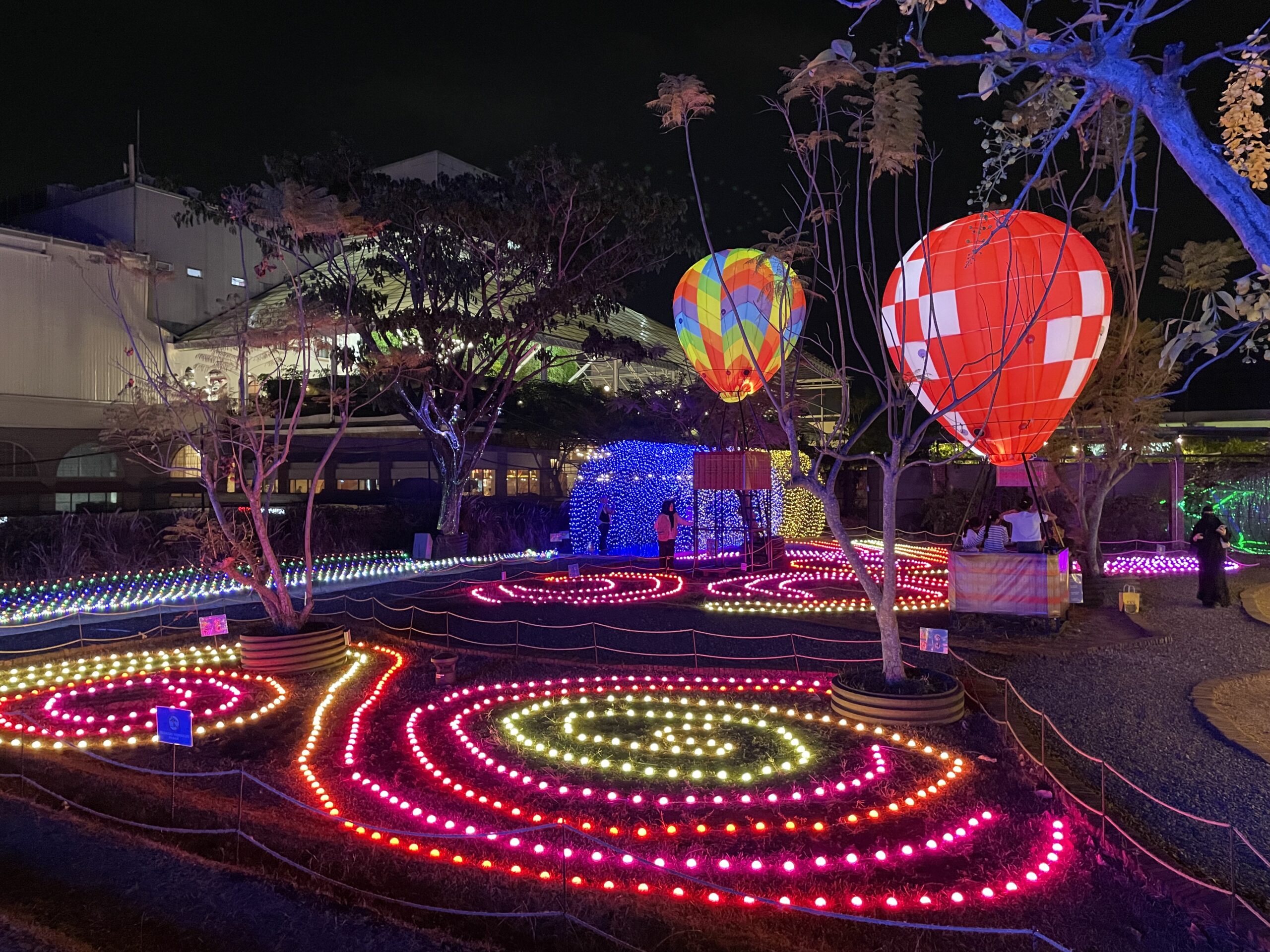 Garden Glow, Sebuah Lanskap Malam di Paris Van Java Bandung